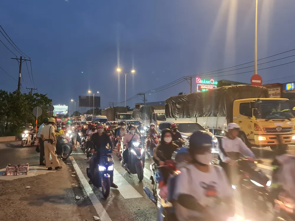 Khoảng 18 giờ 30 phút lượng xe lưu thông đông đúc. Ảnh: NGUYỄN CHÂU