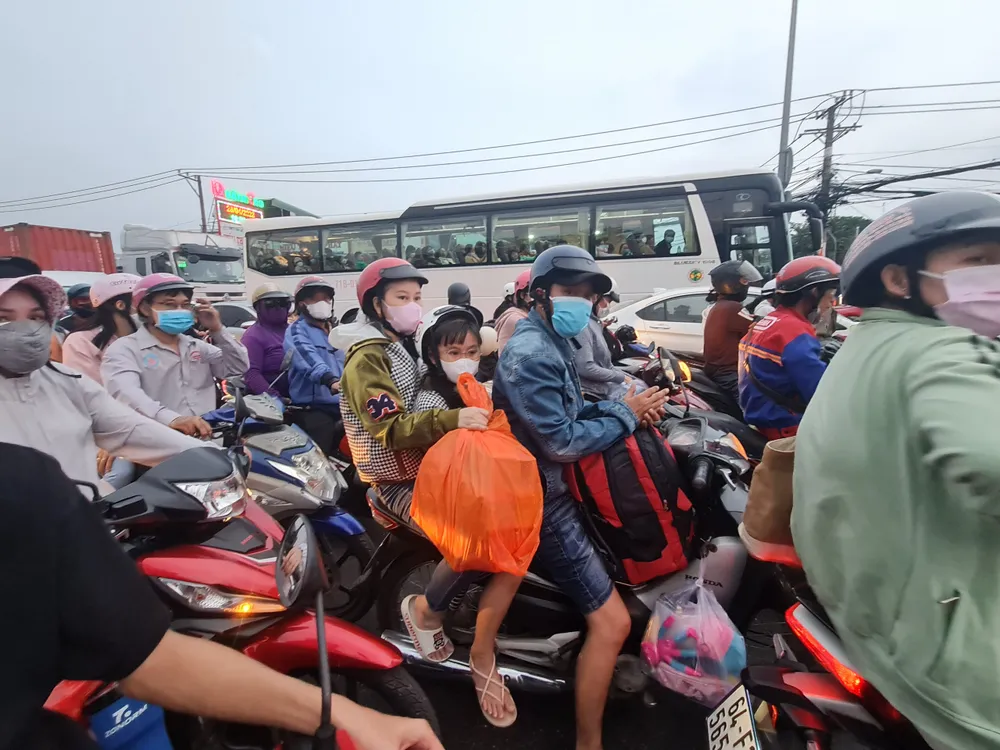 Đồ đạc lỉnh kỉnh về quê nghỉ lễ. Ảnh: NGUYỄN CHÂU