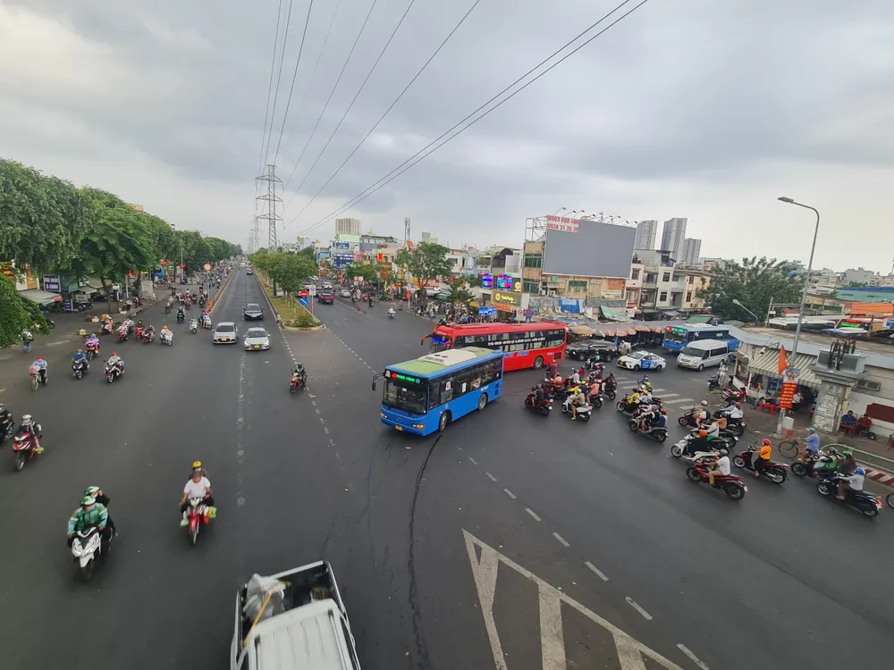 Khoảng 16 giờ, tại bến xe Miền Tây vẫn còn thông thoáng. Ảnh: NGUYỄN CHÂU