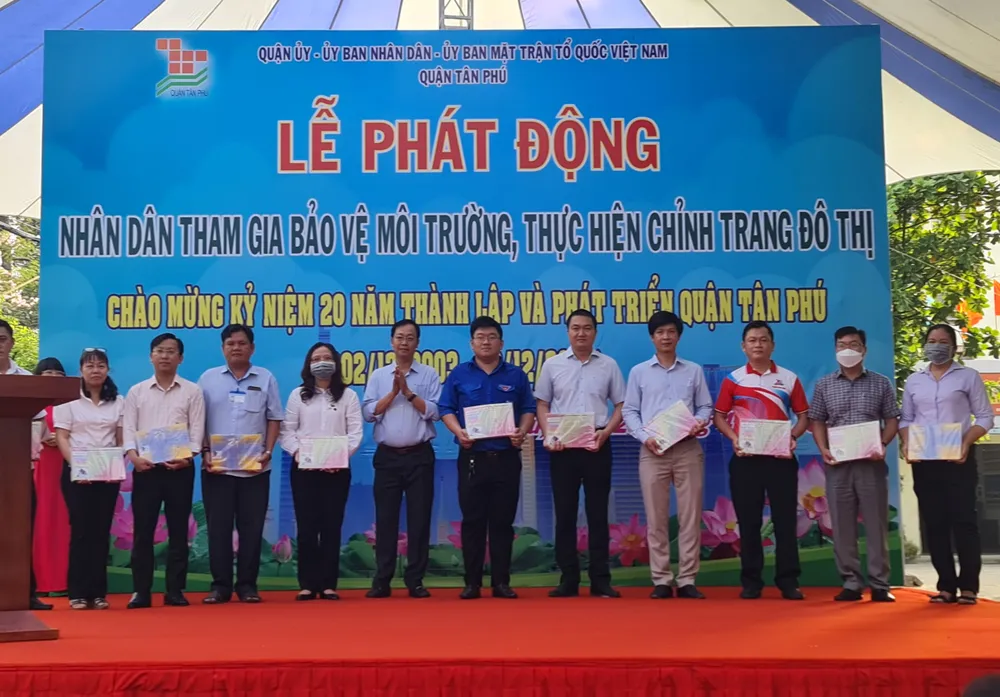 UBND quận Tân Phú phát động người dân tham gia bảo vệ môi trường, thực hiện chỉnh trang đô thị. Ảnh: NC