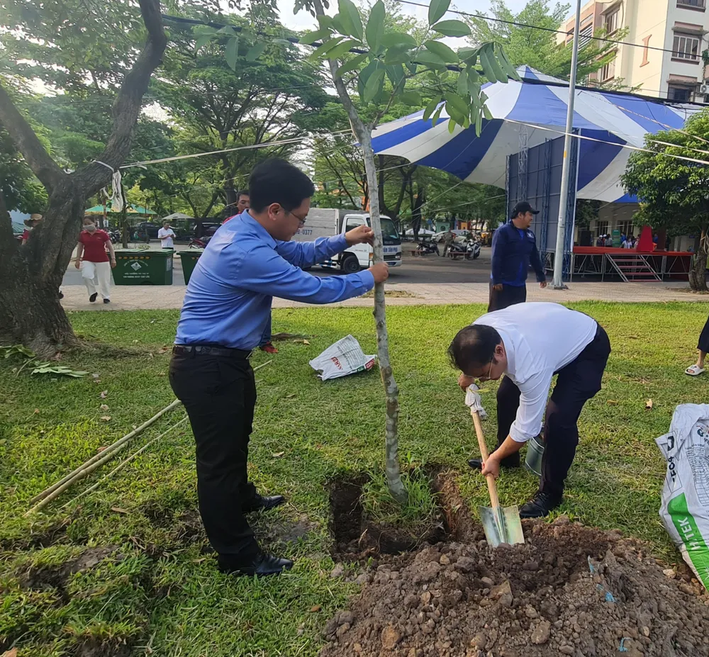 Lãnh đạo UBND quận Tân Phú tham gia trồng cây xanh. Ảnh: NC