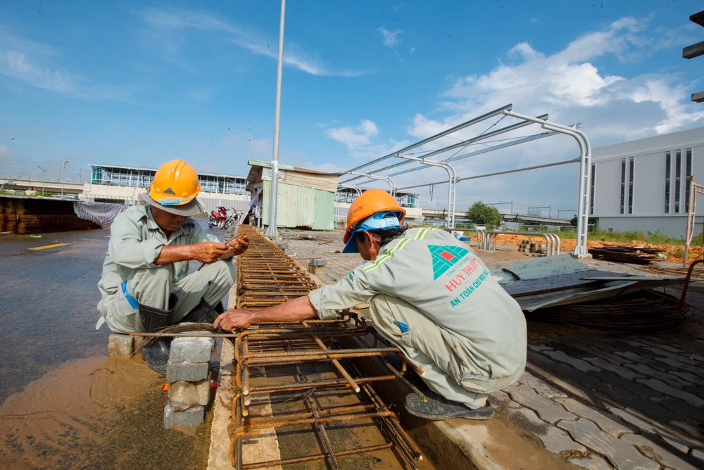 Công nhân thi công công trình xây mới Khu xưởng thực hành khoa cơ khí Trường Cao đẳng kỹ thuật Lý Tự Trọng. Ảnh: NC