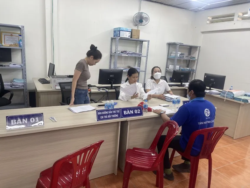 UBND TP Thủ Đức chi trả tiền bồi thường dự án vành đai 3. Ảnh: ĐÀO TRANG