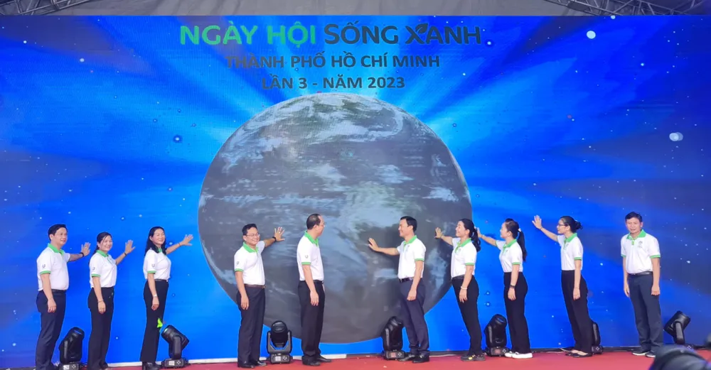 Các đại biểu tham gia nghi lễ khai mạc Ngày hội Sống xanh năm 2023. Ảnh: NC