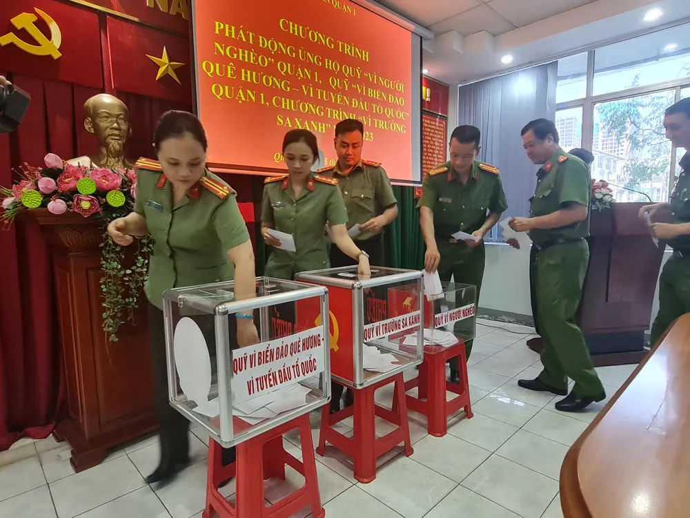 Công an quận 1 tham gia ủng hộ quỹ. Ảnh: NV