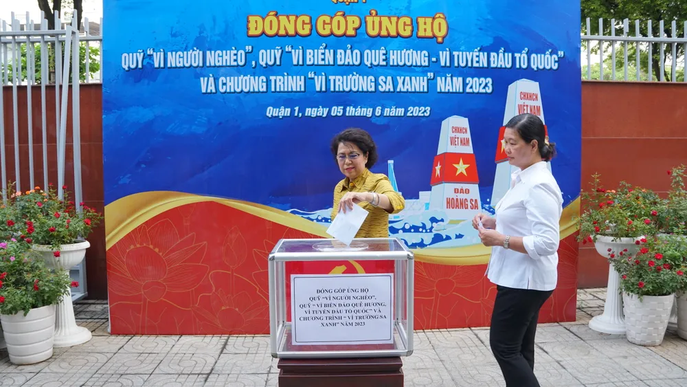 Mỗi cán bộ sẽ ủng hộ ít nhất ba ngày lương để ủng hộ quỹ. Ảnh: NV