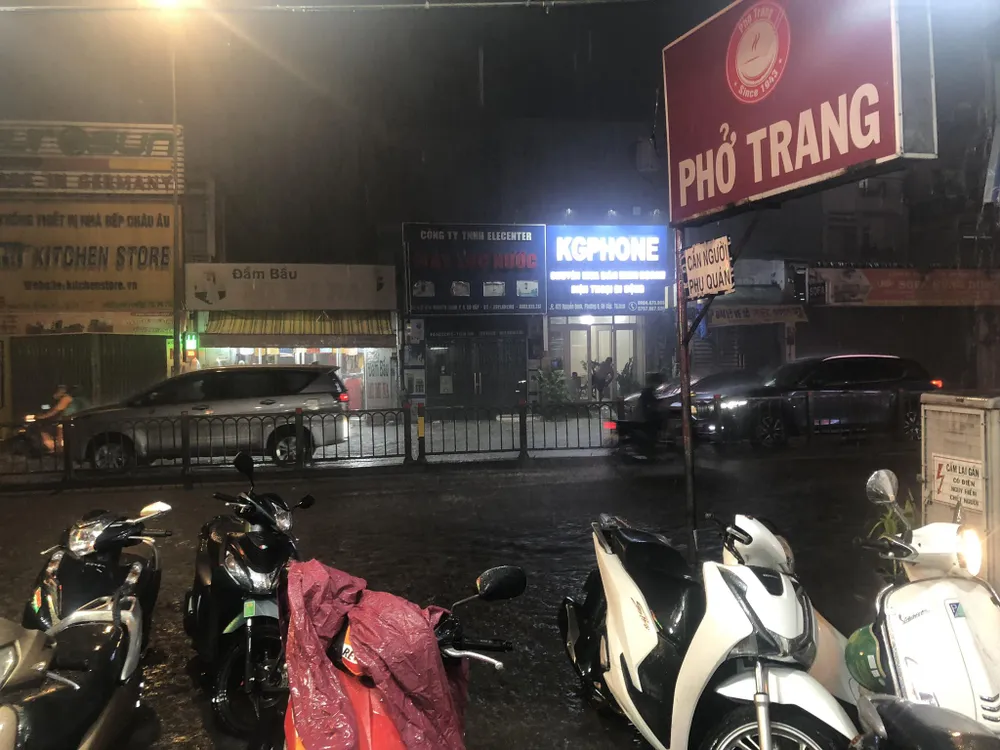 Mưa kéo dài nhiều giờ ở quận Gò Vấp. Ảnh: Q.HUY