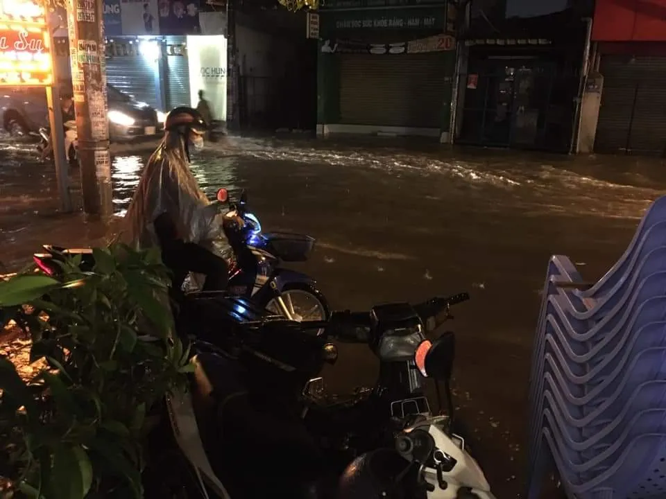 Mưa lớn gây ngập ở huyện Hóc Môn. Ảnh: NDCC