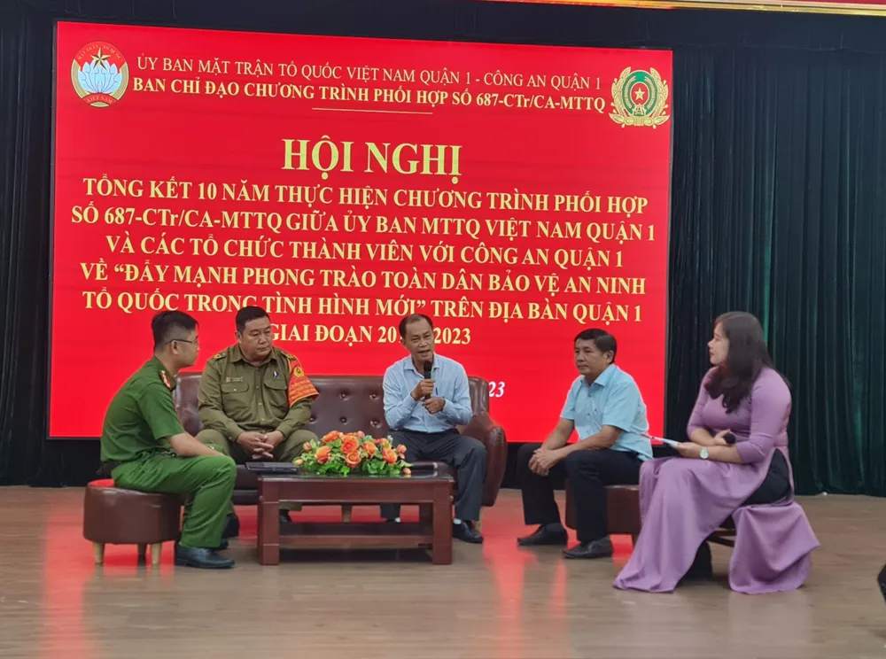 Các tập thể, cá nhân có thành tích xuất sắc giao lưu, chia sẻ thông tin tại hội nghị. Ảnh: NC