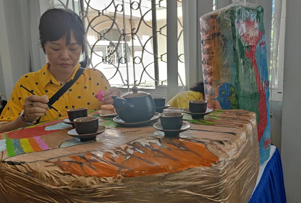 Chiếc bàn được làm từ chai nhựa