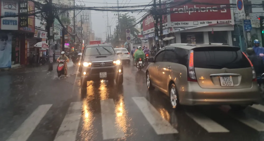 Mưa kéo dài nhiều ngày ở TP.HCM. Ảnh: NC