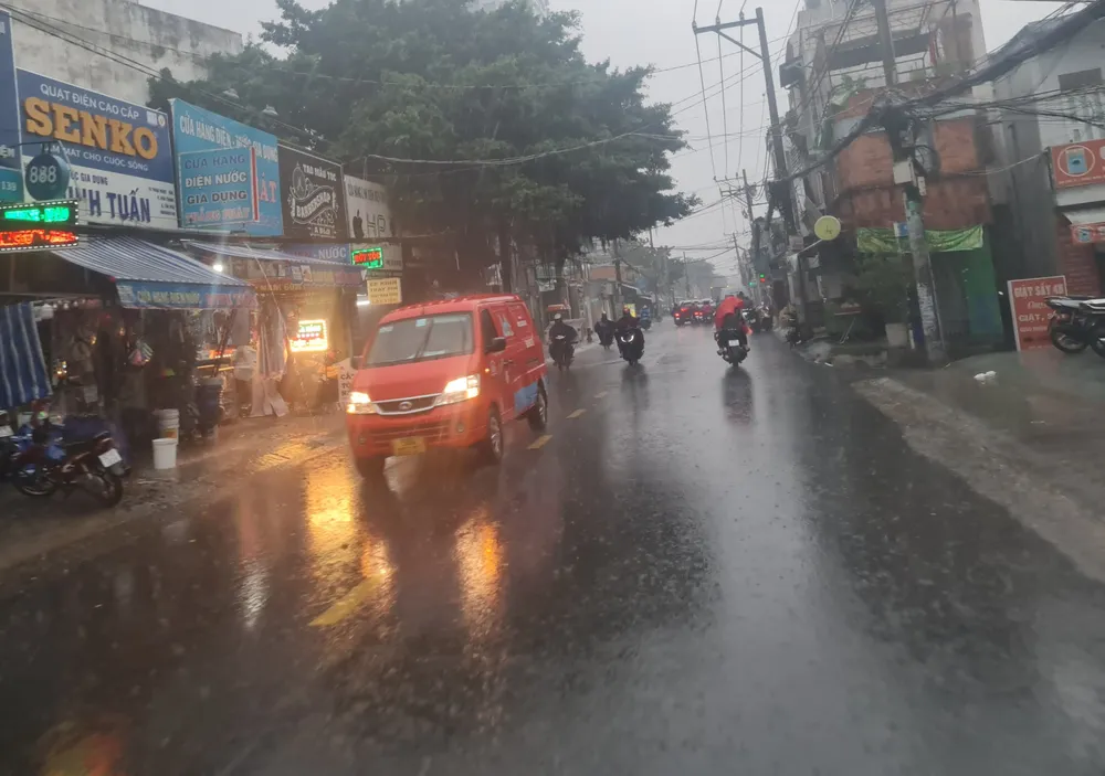 Mưa đang xảy ra ở hầu hết các khu vực TP.HCM. Ảnh: NC