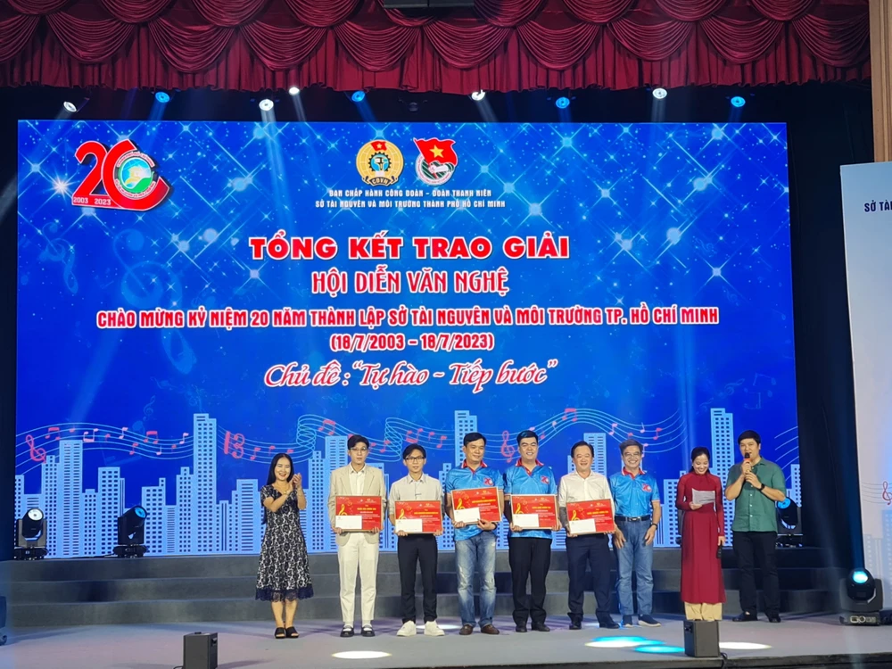 Ca sĩ Thùy Dương trao thưởng cho đội đoạt giải