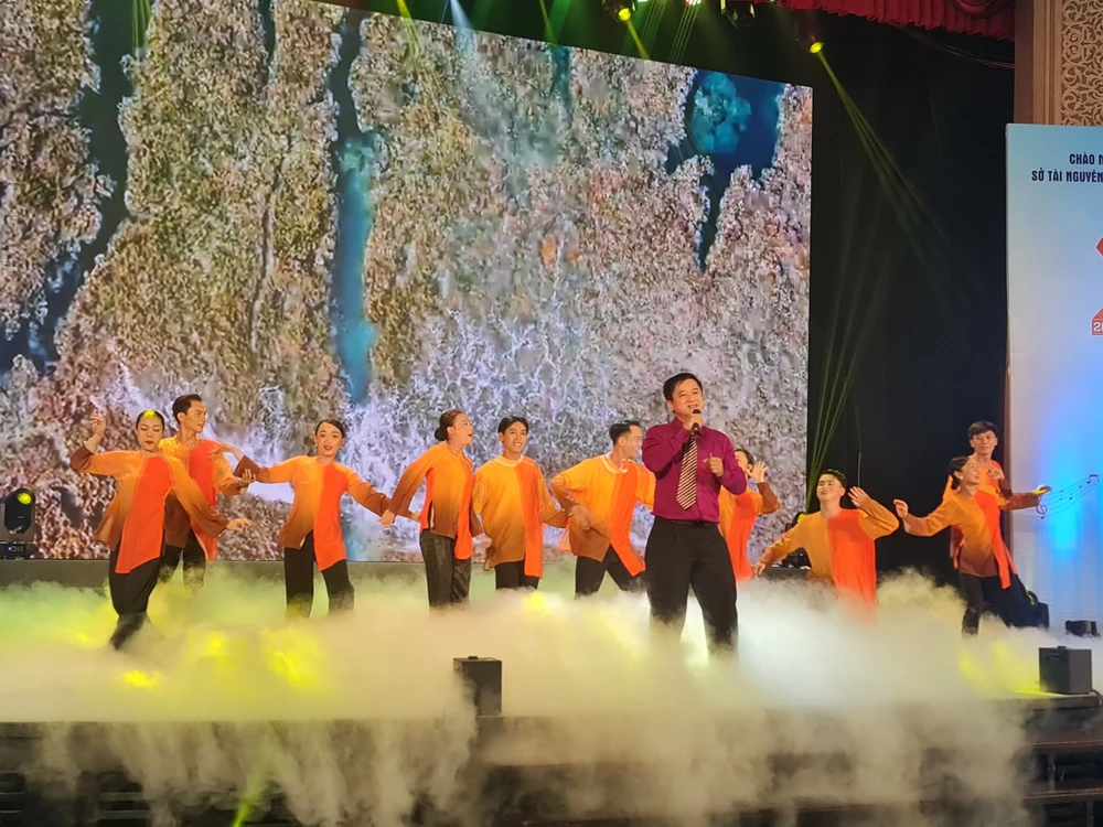 Ông Nguyễn Lê Tuân, Giám đốc Chi nhánh Văn phòng đăng ký đất đai huyện Bình Chánh biểu diễn