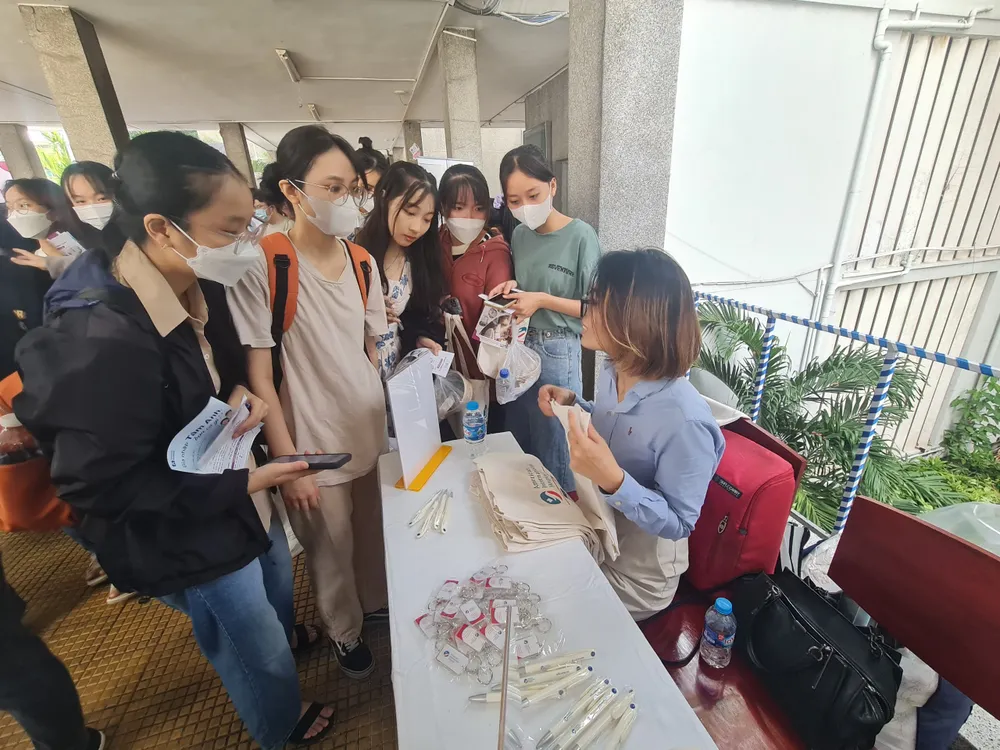 Các đơn vị thông tin những yêu cầu tuyển dụng với sinh viên . Ảnh: NV