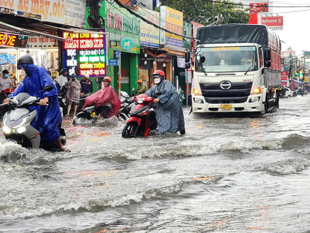 Mưa gây ngập nặng ở TP Thủ Đức chiều 27-7. Ảnh: THU TRINH