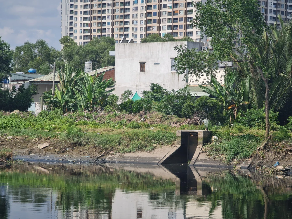 Cống thoát nước, hố ga được nhà thầu phân bổ trên toàn tuyến dự án. Ảnh: NGUYỄN CHÂU