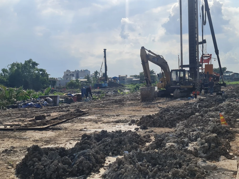 Đội thi công xử lý nền đất. Ảnh: NGUYỄN CHÂU