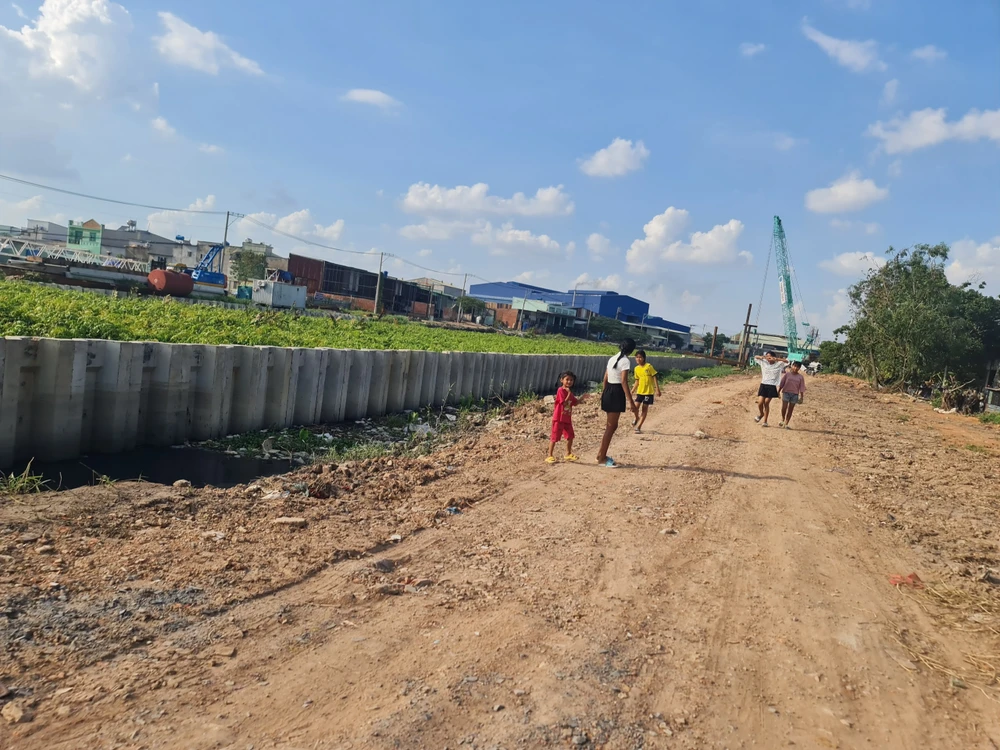 Các nhà thầu đang khẩn trương thực hiện đóng cọc, thử cọc bê tông ly tâm ứng suất trước của các hạng mục kè chống va xe, các hạng mục bến thuyền của các gói thầu, các hạng mục kè. Ảnh: NGUYỄN CHÂU