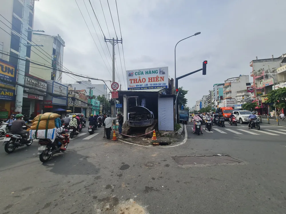 Căn nhà gây cản trở giao thông cho người đi đường. Ảnh: NGUYỄN CHÂU thao do nha tan phu-1.jpg