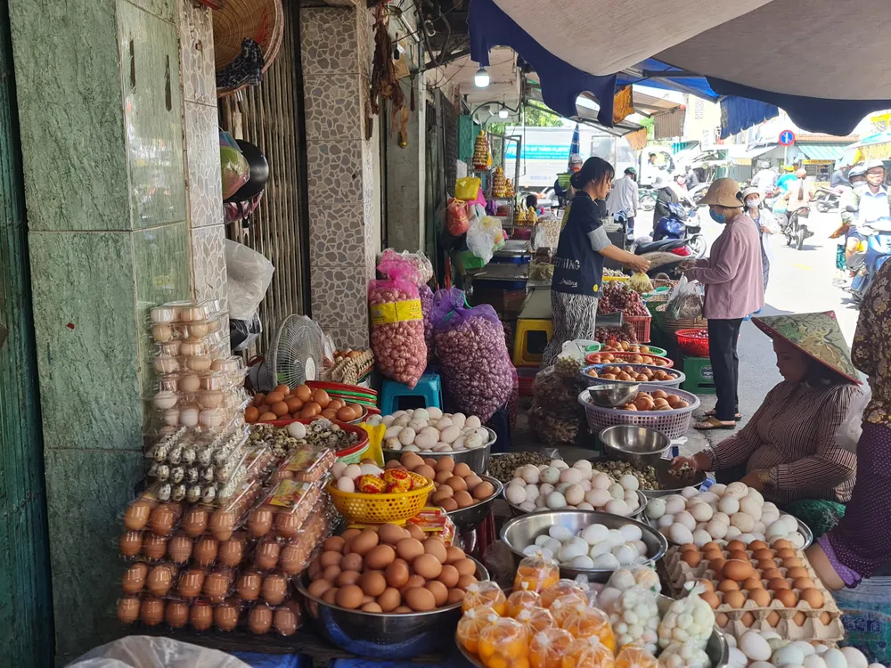 Người dân chưa chịu di dời vì cho rằng đơn giá bồi thường thấp, di dời đến nơi khác sẽ không có nơi để kinh doanh, buôn bán hang bang 7.jpg
