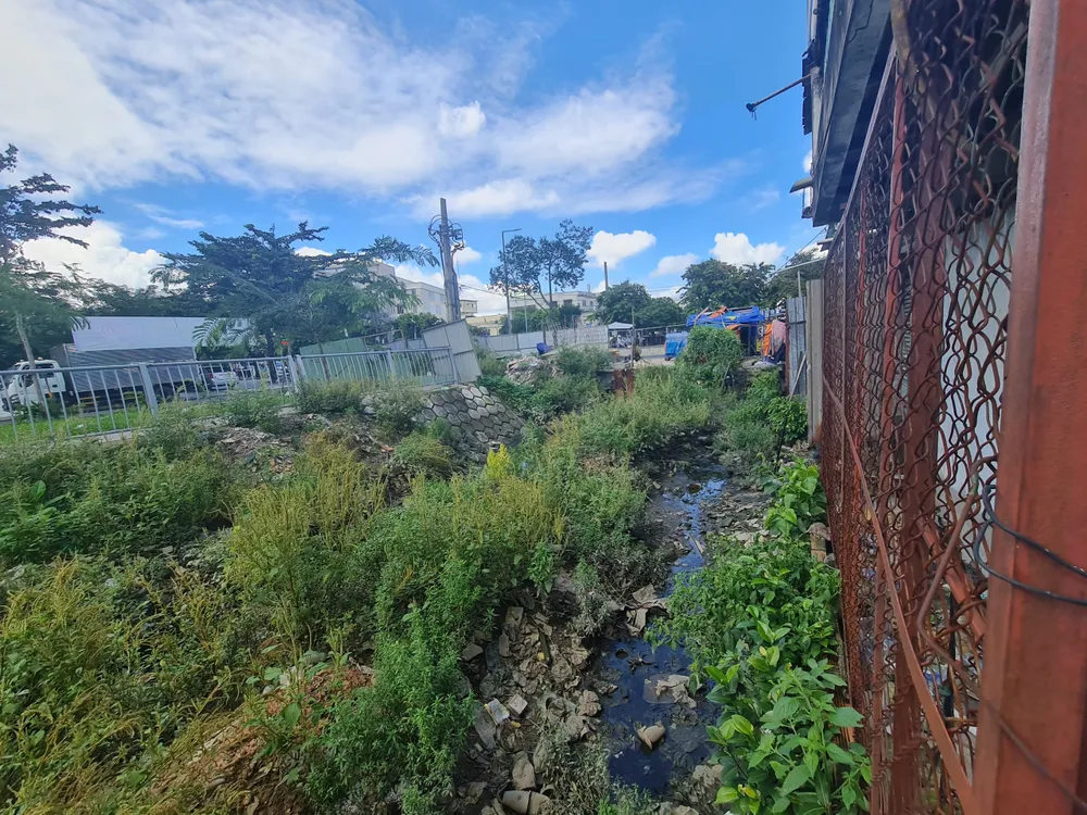 Hiện việc thi công trình đang dang dở, kênh đã được làm kè một bên (đường Bãi Sậy). Đối diện kênh là đường Phan Văn Khỏe, nhiều hộ dân vẫn chưa chịu di dời do chưa đồng ý đơn giá bồi thường hang bang 8.jpg