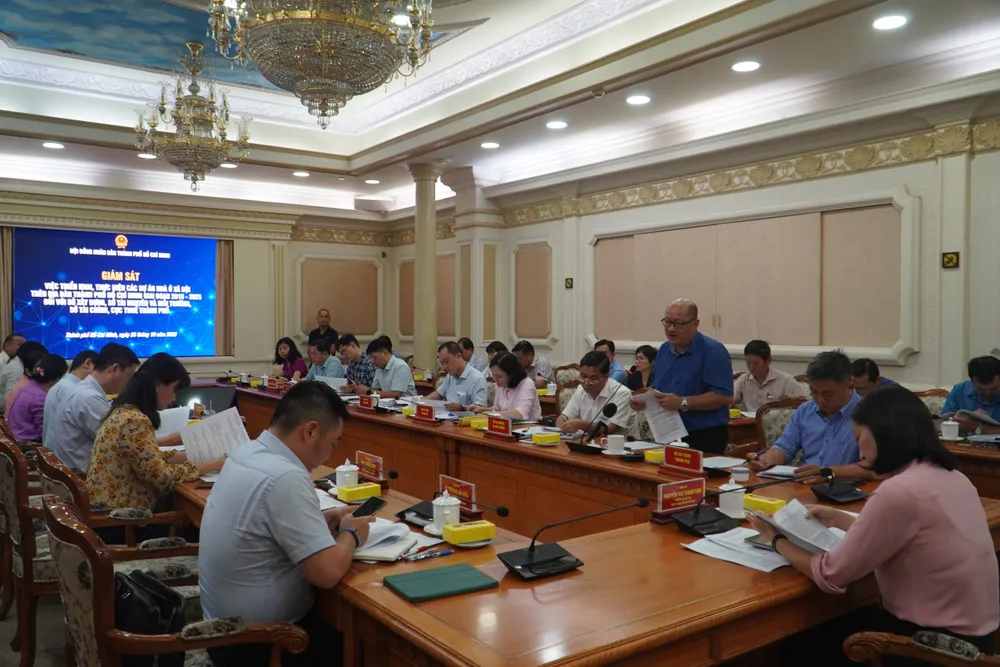 Ông Phạm Đăng Hồ (đứng) - Trưởng phòng quản lý nhà ở và thị trường bất động sản, Sở xây dựng phát biểu tại buổi giám sát. Ảnh: NC TP.HCM không bố trí quỹ đất cho nhà ở xã hội trong quy hoạch sử dụng đất dài hạn