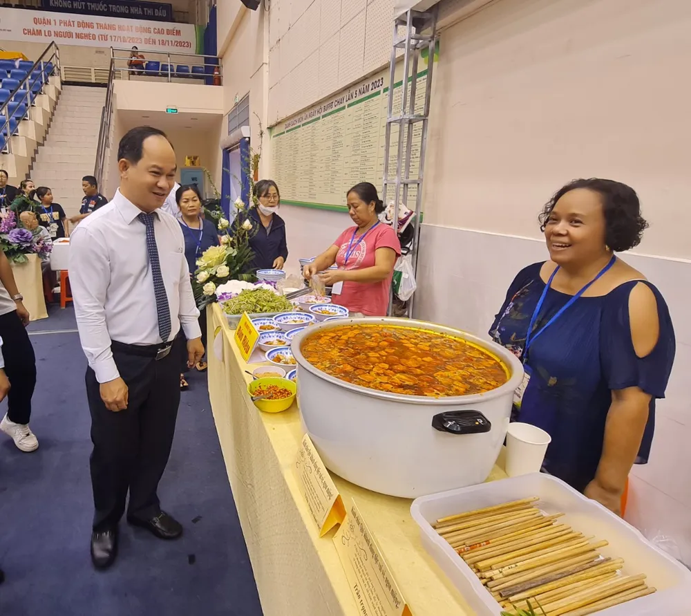 Ông Lê Đức Thanh, Chủ tịch UBND quận 1 tại ngày hội buffet chay. Ảnh: NV chay 3.jpg