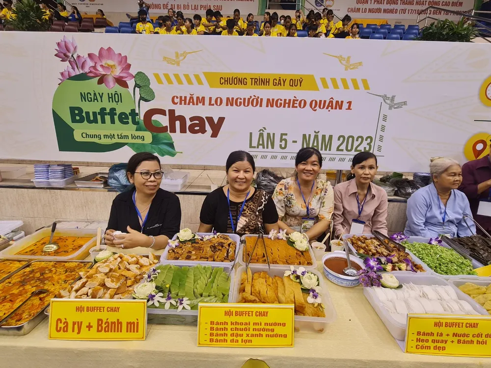 Món ăn đa đạng, đặc sắc phục vụ người dân. Ảnh: NGUYÊN VÕ chay 4.jpg