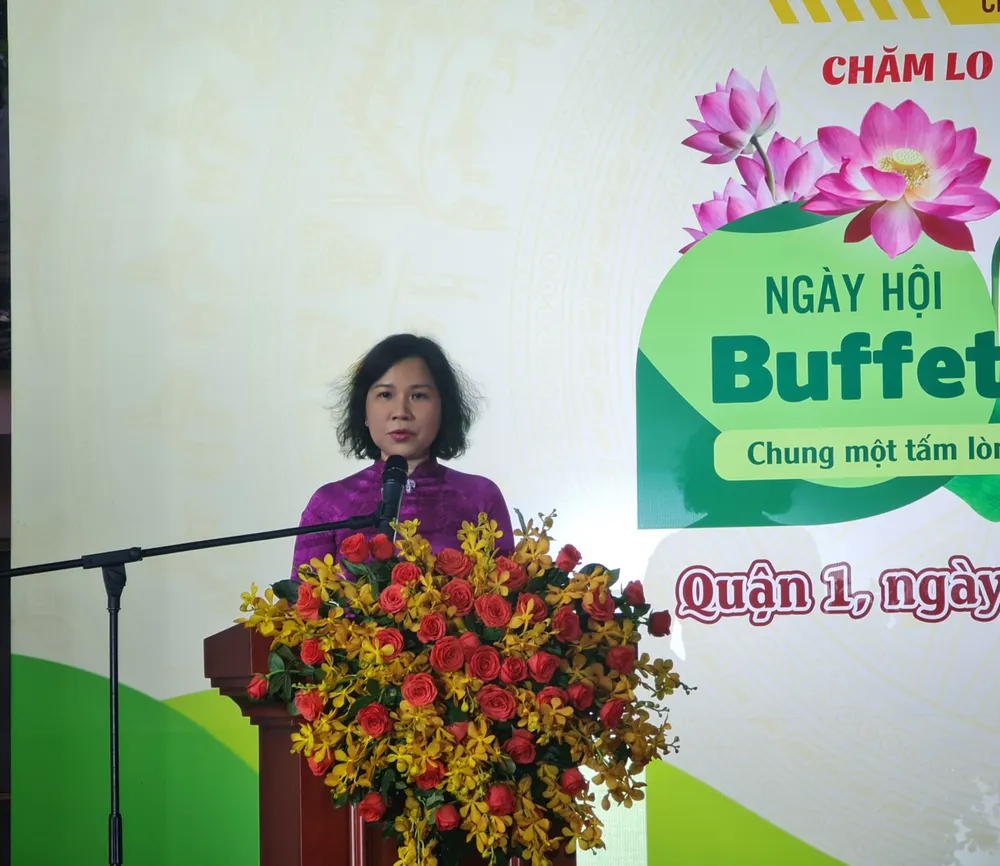 Bà Dương Thị Hồng Gấm, Chủ tịch UB MTTQ Việt Nam Quận 1 phát biểu tại sự kiện. Ảnh: NV chay 5.jpg