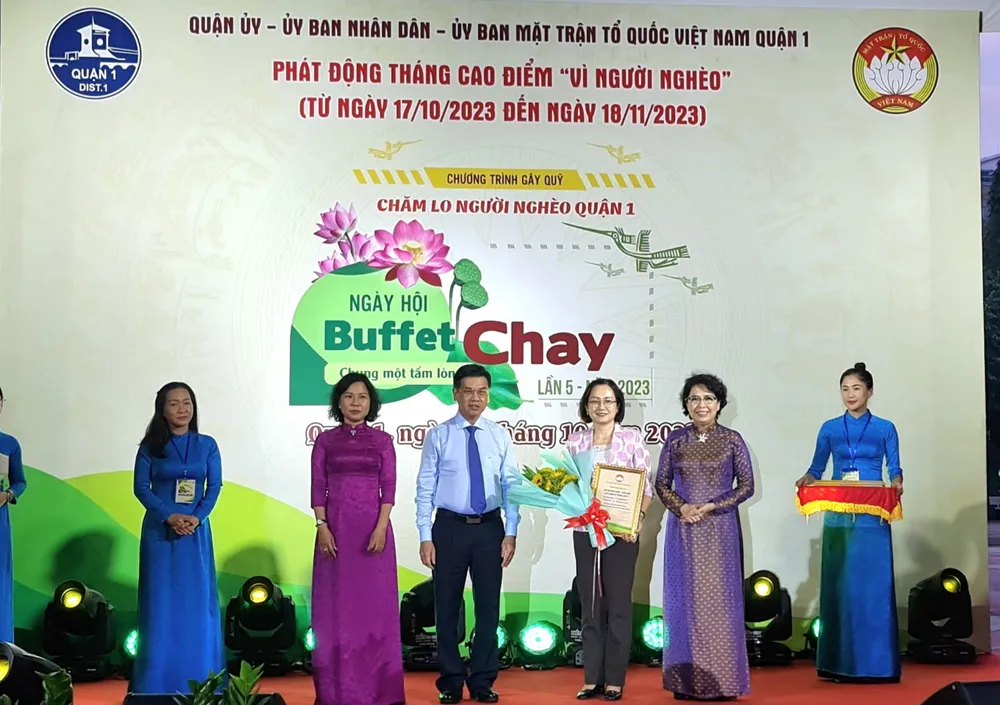 Lãnh đạo TP, lãnh đạo quận 1 trao thư cảm ơn các mạnh thường quân. Ảnh: NV chay 7.jpg