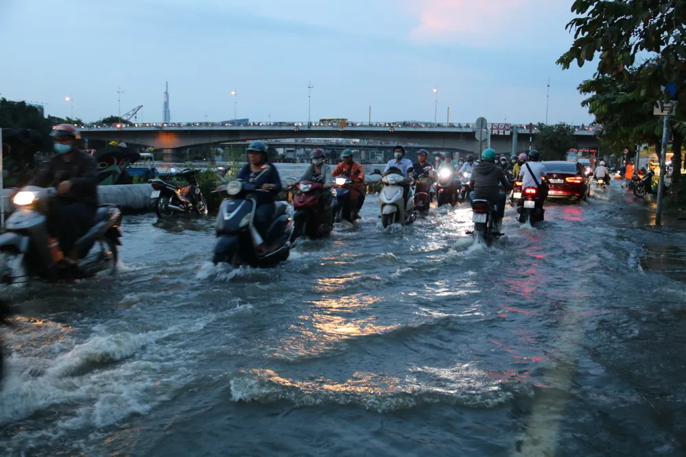 Triều cường gây khó khăn cho người dân di chuyển trên đường Các tuyến đường lân cận đường Trần Xuân Soạn như đường Tân Mỹ, đường Lê Văn Lương cũng ngập.JPG
