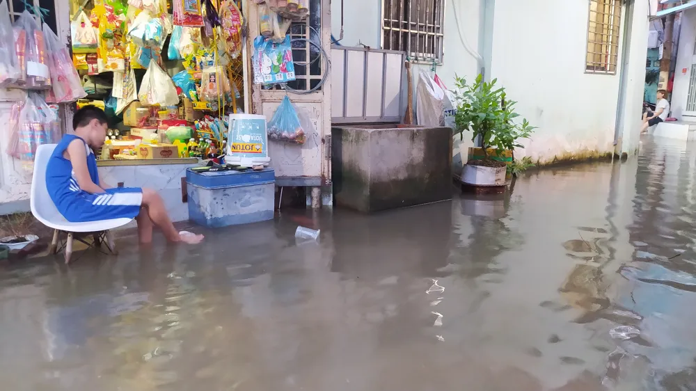 Người dân ngán ngẩm mỗi khi triều cường Cửa hàng tạp hóa cũng đìu hiu.jpg