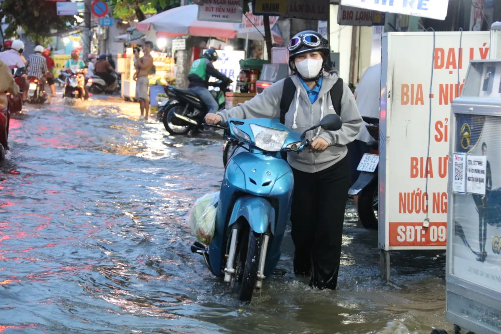 Xe bị chết máy do ngập Nhiều phương tiện chết máy.JPG
