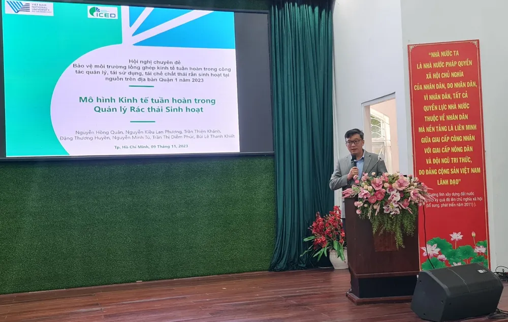 PGS.TS Nguyễn Hồng Quân báo cáo tại hội nghị. Ảnh: NC rác thải nhựa-kinh te tuan hoan anh quan.jpg