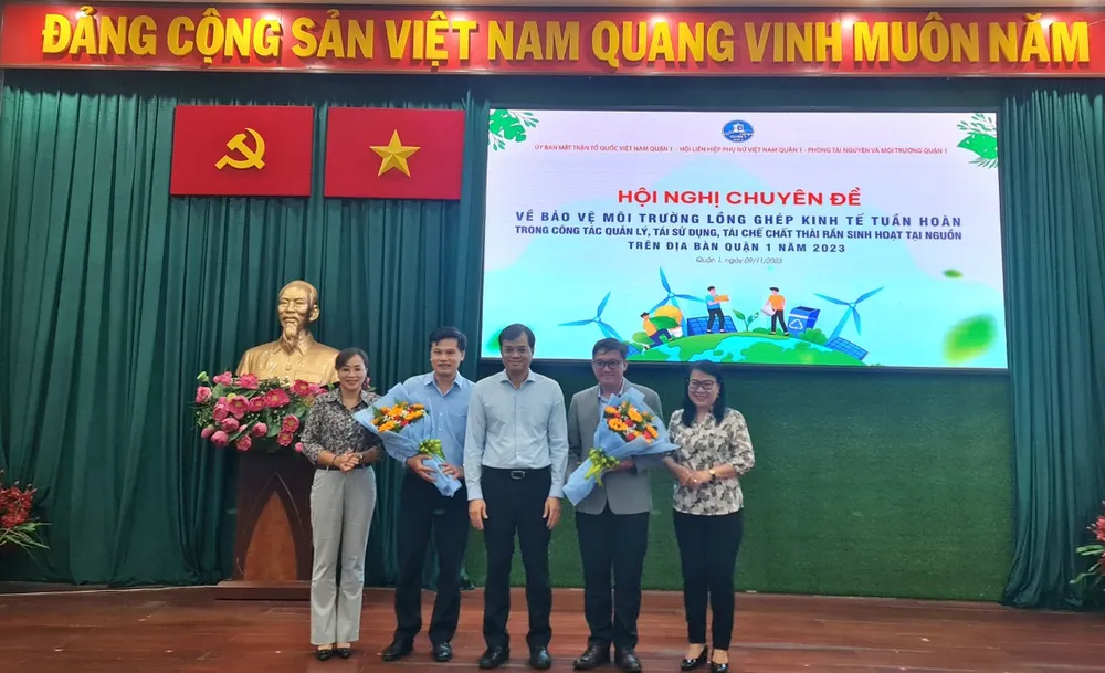Lãnh đạo UBND quận 1 và các chuyên gia tham dự hội nghị. Ảnh: NC tái chế rác thải nhựa.jpg