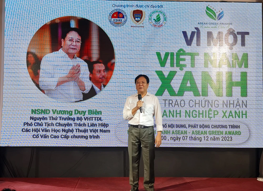 Nguyên Thứ trưởng Bộ VH-TT&DL Vương Duy Biên chia sẻ tại họp báo phát động chương trình hành trình xanh Asean green Awards 2023, chương trình với mục đích tôn vinh và trao nhận cho các doanh nghiệp xanh. Ảnh: NC