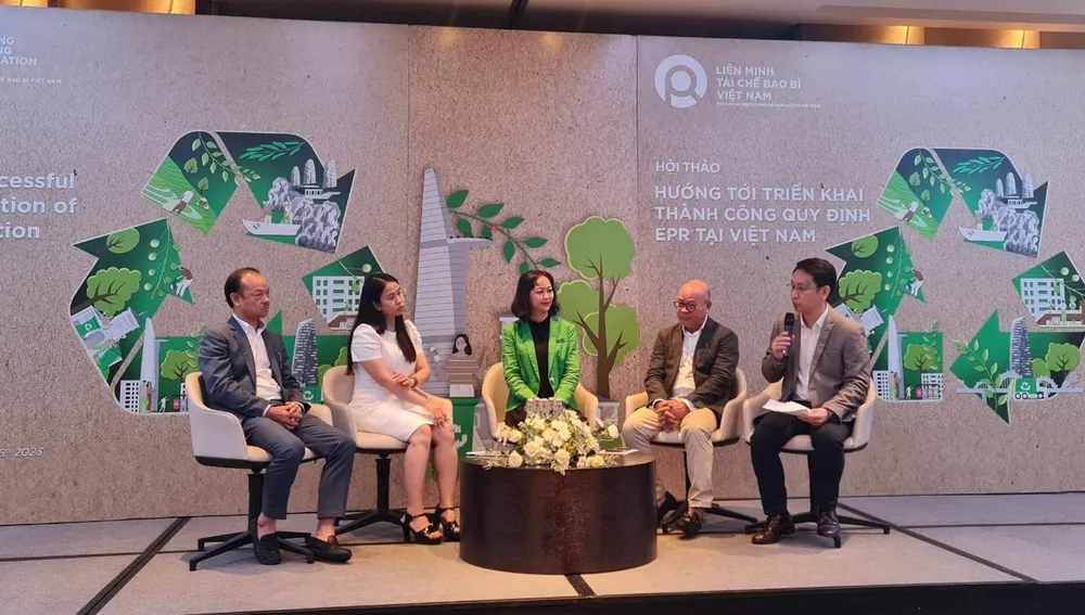 Các đại biểu trao đổi tại hội thảo hướng tới triển khai thành công quy định EPR tại Việt Nam ngày 26-10. Ảnh: NGUYỄN CHÂU tai-che-bao-bi-pro-viet-nam-306.jpg