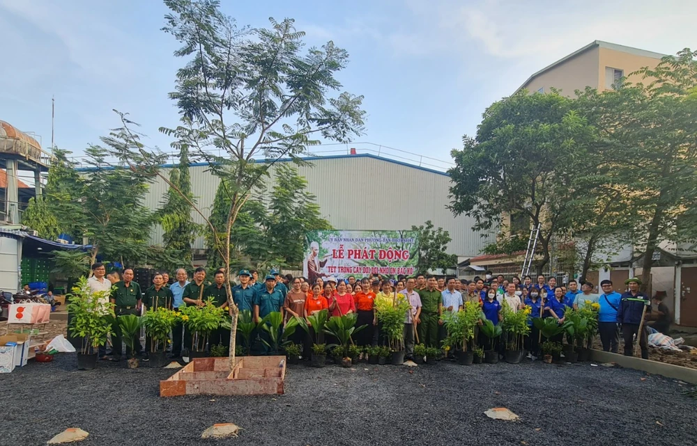 Nhiều tổ chức, đoàn thể trên địa bàn phường tham gia trồng cây xanh