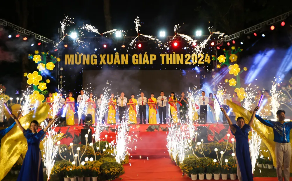 Hội hoa xuân tại TP.HCM với nhiều 'kỳ hoa dị thảo' bắt đầu đón khách