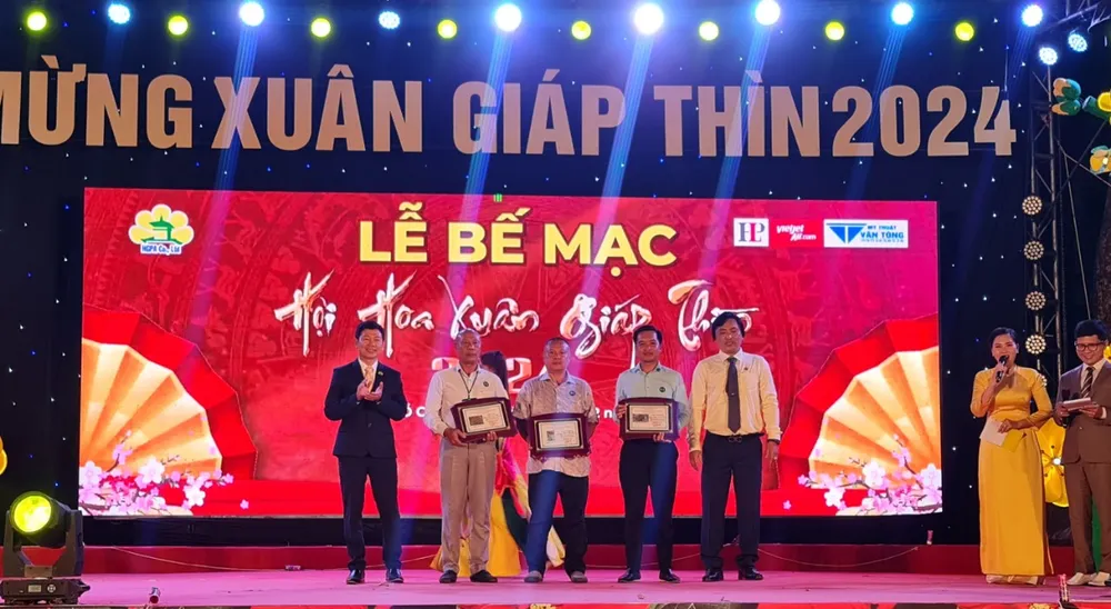 Ngắm nhiều tác phẩm hoa, kiểng độc lạ đoạt giải tại hội hoa xuân ở TP.HCM