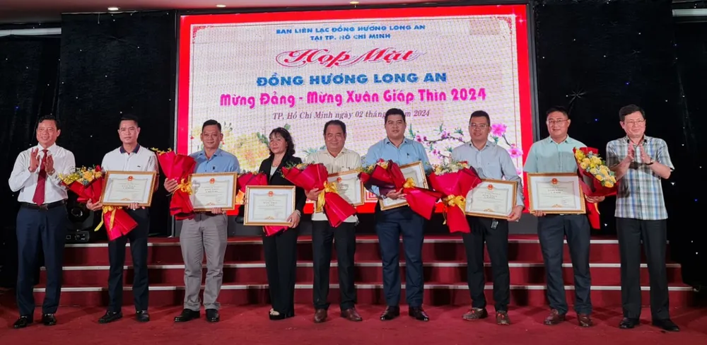 Lãnh đạo tỉnh Long An tặng bằng khen cho các cá nhân, tập thể có thành tích tiêu biểu trên địa bàn tỉnh. Ảnh: NC lanh dao long an cam ơn manh thuong quan ho tro long an.jpg