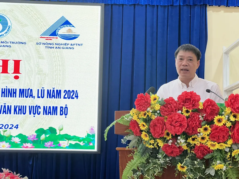 Phó Tổng cục trưởng Tổng cục Khí tượng thủy văn Hoàng Đức Cường phát biểu tại hội nghị. Ảnh: NC Ứng phó với xâm nhập mặn, thiên tai 'dị thường' 2024