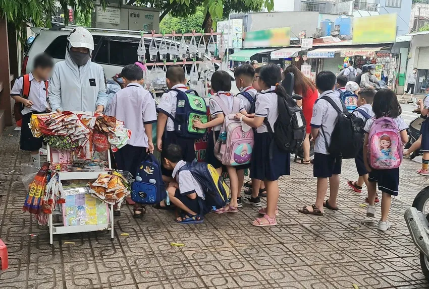 Điều kiện thời tiết nắng nóng tạo môi trường thuận lợi cho sự phát triển của vi sinh vật, dễ gây ngộ độc thực phẩm. Ảnh: NV Nắng nóng dễ gây ngộ độc thực phẩm, học sinh cần lưu ý gì?