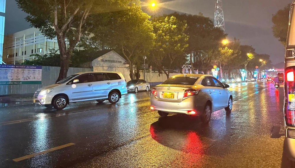 Nam Bộ có mưa nhưng nắng nóng vẫn còn kéo dài