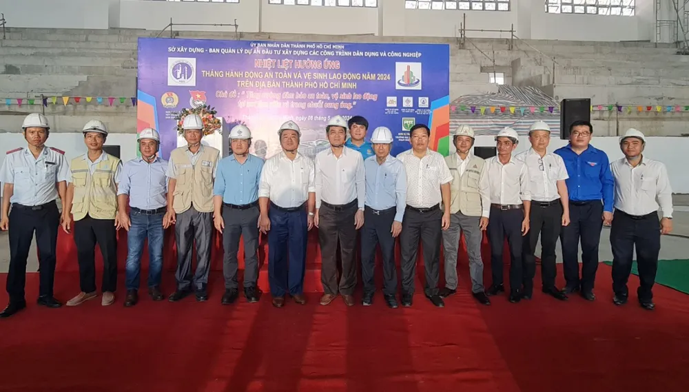 Lãnh đạo Sở Xây dựng TP.HCM cùng lãnh đạo các đơn vị tham gia buổi mít tinh, sáng 8-5. Ảnh: NGUYỄN CHÂU TP.HCM: Kiểm tra nghiêm các công trình xây dựng để giảm tai nạn chết người