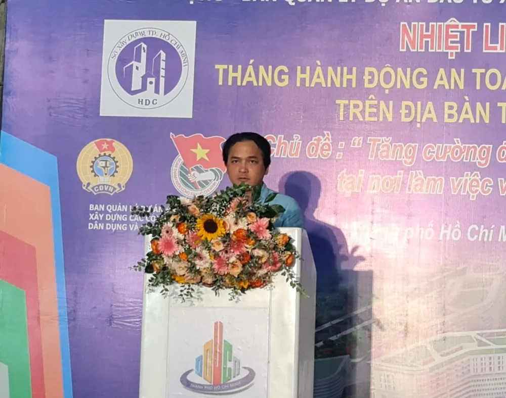 Ông Nguyễn Thanh Xuyên, Trưởng phòng quản lý chất lượng công trình xây dựng (Sở Xây dựng TP.HCM) phát biểu tại buổi lễ. Ảnh: NGUYỄN CHÂU ong xuyen so xay dung.jpg