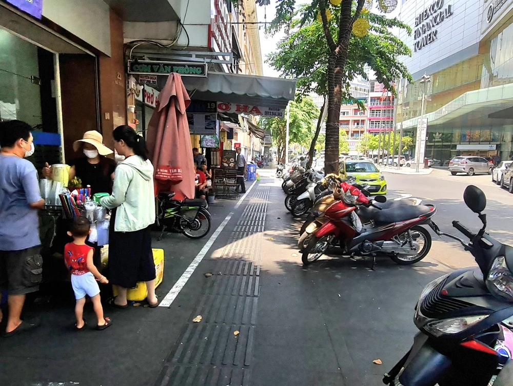 Tuyến đường Hải Triều đủ điều kiện tổ chức làm điểm kinh doanh, mua, bán hàng hóa. Ảnh: NGUYỄN CHÂU via he quan 1 2.jpg
