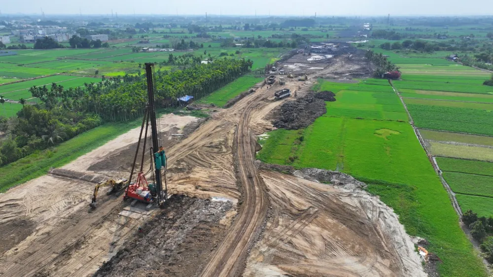 Luật Đất đai mới quy định rõ việc thu hồi đất các vùng phụ cận các tuyến đường, điểm giao thông kết nối sẽ là cơ sở để TP.HCM phát huy nguồn lực từ quỹ đất dọc các tuyến vành đai, metro và nhiều dự án khác. Ảnh: HOÀNG GIANG hoi thao dat 14-5.jpg