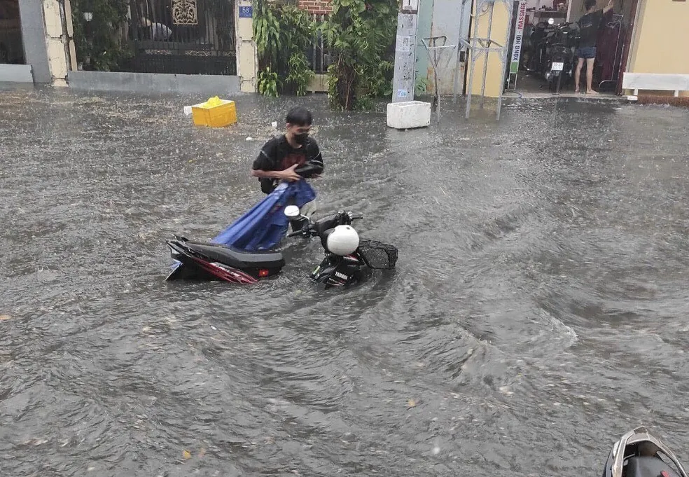Cơn mưa lớn vào giờ tan tầm, ngập sâu nhiều nơi